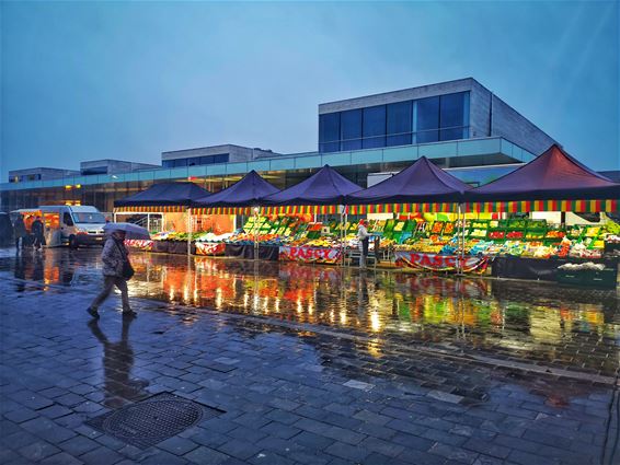 De markt bij valavond - Lommel