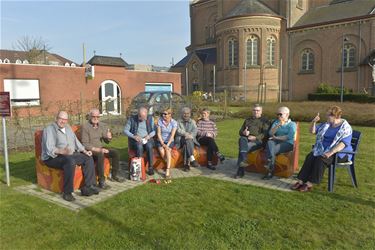 De Paalse babbelbank is te klein geworden - Beringen