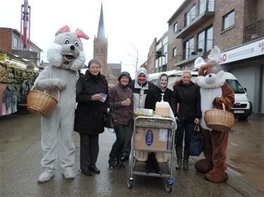 De paashaas deelt snoepjes uit op de markt - Beringen