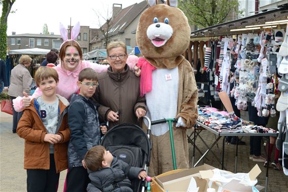 De paashaas op de markt - Beringen