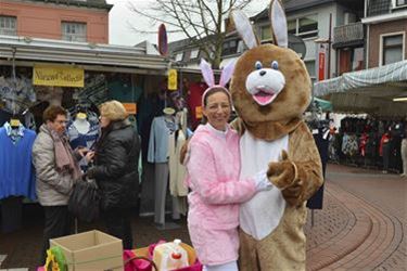 De paashaas trakteert op de markten - Beringen