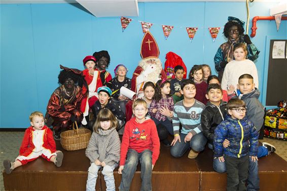 De Sint maakt kinderen Molenhof en Open Hart blij - Beringen