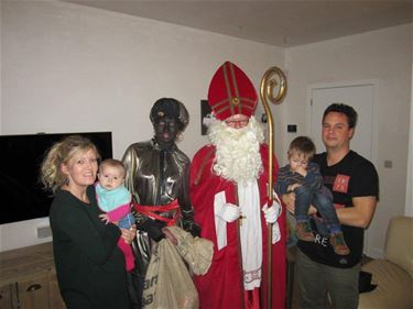 De Sint verwent de kinderen van Paalstraat - Beringen