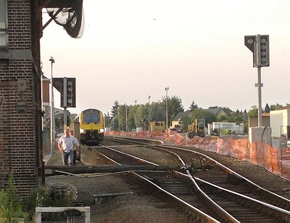 De sporen zijn vernieuwd, nu de palen nog - Neerpelt