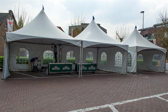 De tenten staan er. Nu de drankjes en hapjes nog - Neerpelt