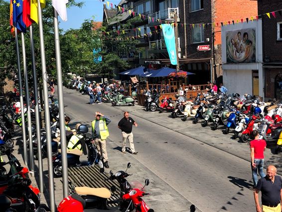 De Vespa-club trok er op uit - Neerpelt