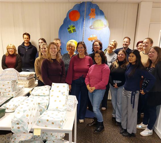 De Wensboom schenkt cadeautjes aan 112 kinderen - Hamont-Achel
