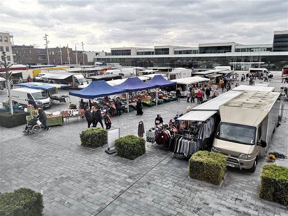 De woensdagmarkt op het Hertog Janplein - Lommel