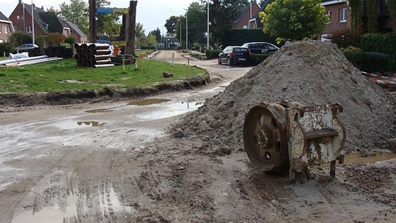 Dikke ellende in tuinwijk na regen - Peer