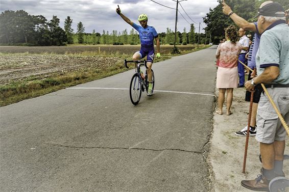 Dirik Janssen wint kermiskoers Lindel - Overpelt