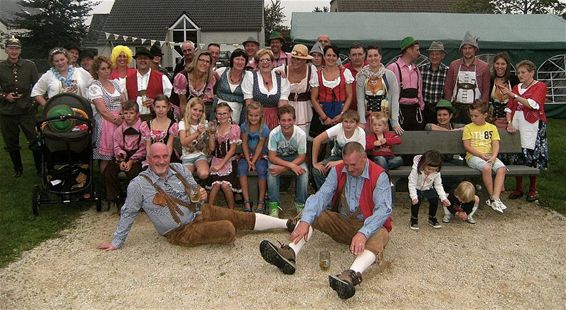 Dirndls en lederhosen aan de Oude Weg - Hamont-Achel