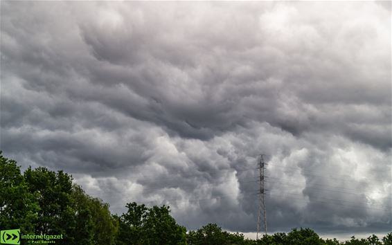 Pelt - Dreigende wolken boven 't Lindel