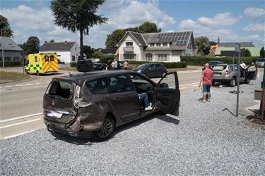 Drie auto's botsen in Tervant - Beringen