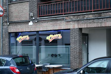 Drie coronaboetes voor klanten in café - Beringen