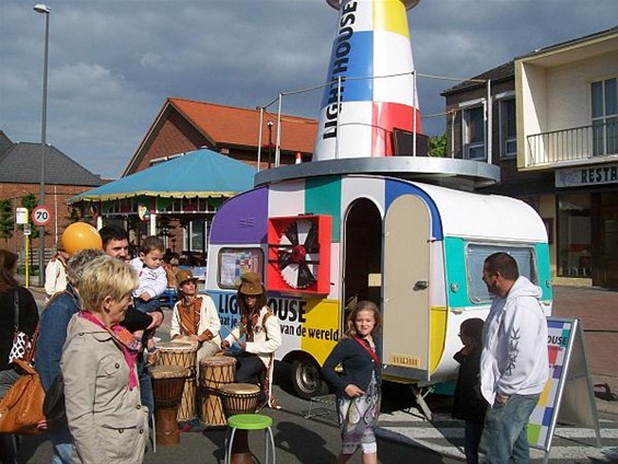 Drukke jaarmarkt met vuurtoren - Lommel