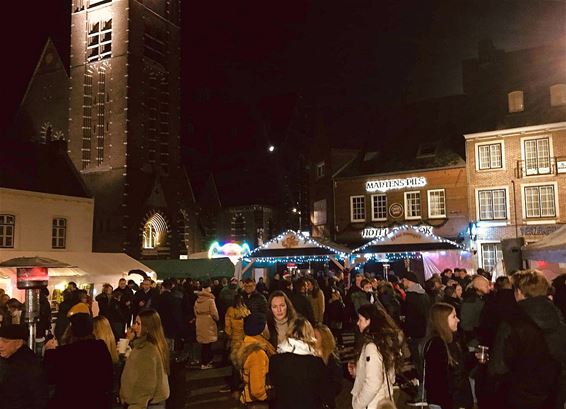 Drukke kerstmarkt in Hamont - Hamont-Achel