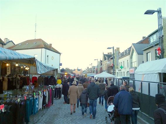 Drukke kerstmarkt - Peer