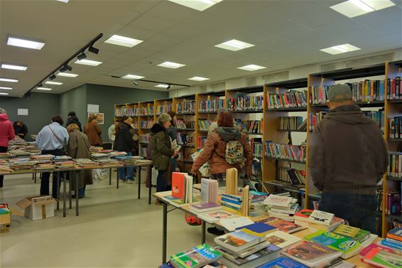 Pelt - Drukte op boekenverkoop voor 11.11.11
