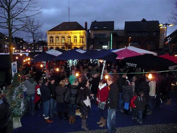 Drukte op de kerstmarkt - Peer