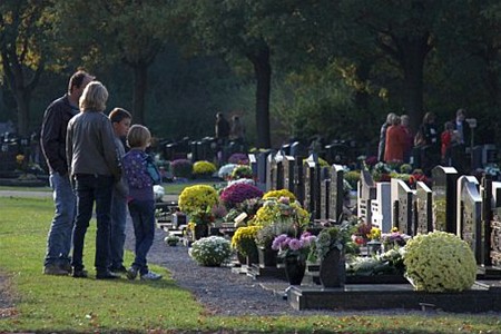 Drukte op het kerkhof - Overpelt