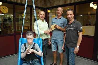 Duikclub schenkt geld aan Sint-Oda - Overpelt
