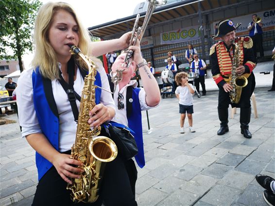 Dweildag onder de zon met veel volk en ambiance - Lommel