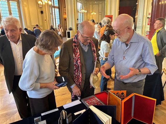Edgard Claes toont kunst van het boekbinden - Hamont-Achel