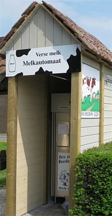 Een beker melk uit de automaat - Hamont-Achel