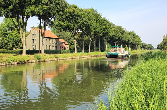 Een boot op het kanaal - Lommel