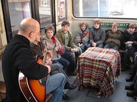 Een bus op de speelplaats - Overpelt