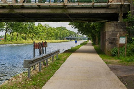 Een fietssnelweg langs het kanaal - Neerpelt