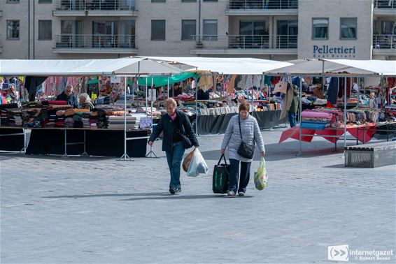 Een frisse Stoffenmarkt op het Hertog Janplein - Lommel