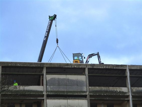 Een graafmachine op het dak - Peer