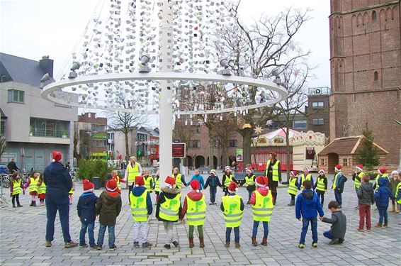 Een kring rondom de glazen kerstboom - Lommel