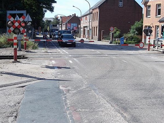 Een maand lang de spooroverweg mijden! - Overpelt