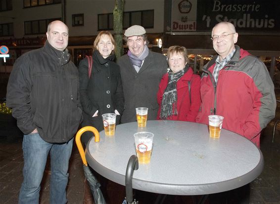 Een natte nieuwjaarsdrink op het Marktplein - Lommel