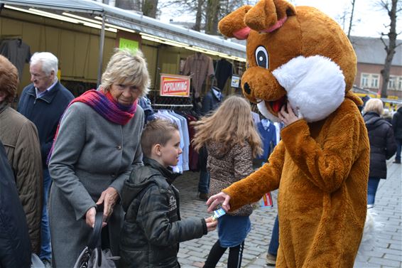 Een paashaas op de woensdagmarkt - Lommel