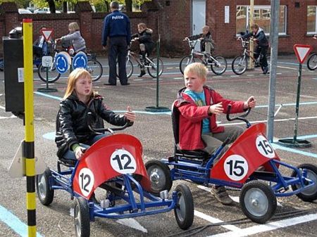 Een parcours op de speelplaats - Overpelt