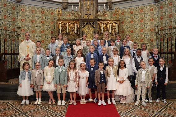Een plechtige foto van de eerste communie - Pelt