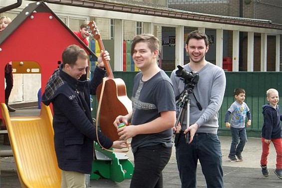 Een popgroep op de speelplaats - Overpelt