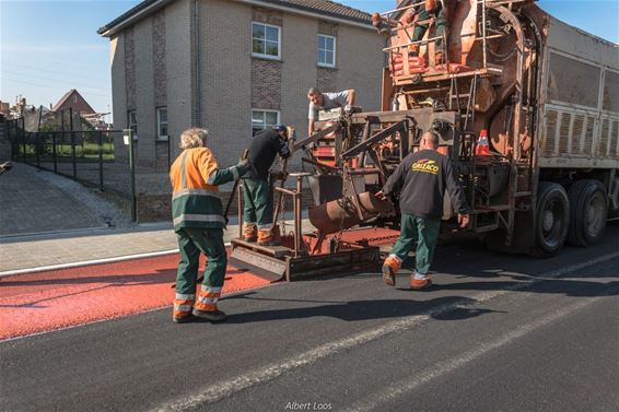 Een rode slemlaag voor het fietspad - Pelt