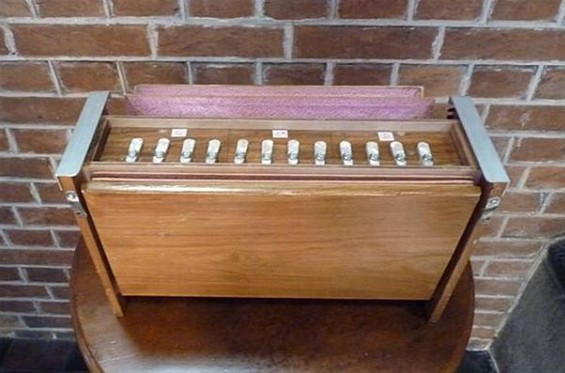 Een 'shruti box' in de abdijkerk - Hamont-Achel