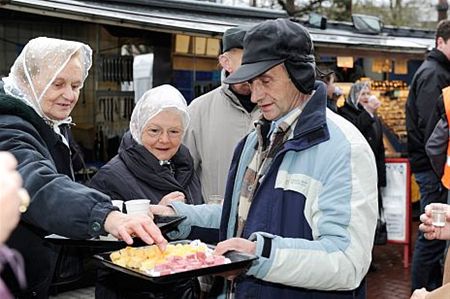 Een traktatie voor de marktklanten - Neerpelt