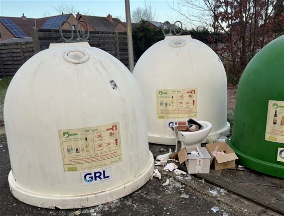 Een wc-pot is keramiek, en dat is géén glas - Pelt