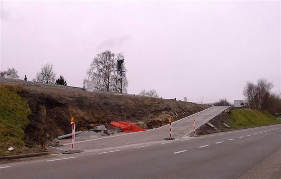 Een weg bergop naar de sporen - Neerpelt