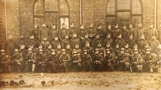 Een zeer grote groep soldaten - Lommel