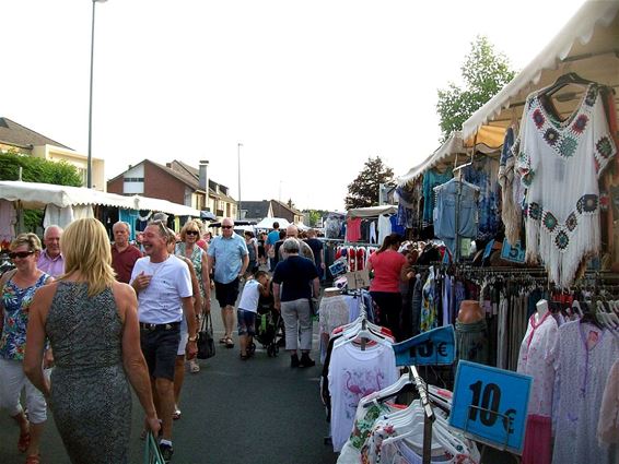 Een zonnige avondmarkt op de Kon. Leopoldlaan - Lommel