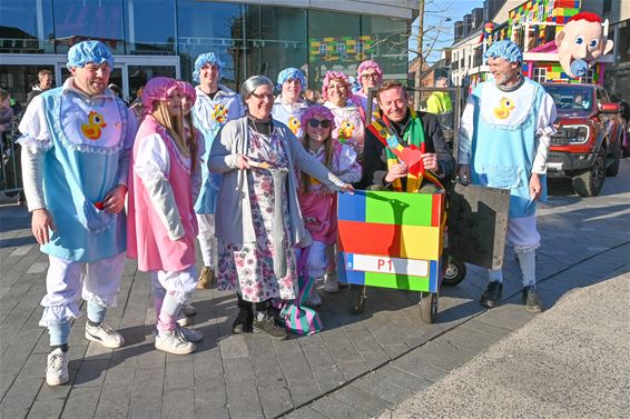 Een zonnige carnavalsstoet trok door Lommel - Lommel