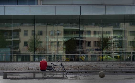 Eenzame fietser op het Hertog Janplein - Lommel