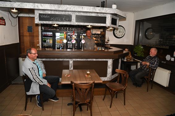 Eerste cafés openden al om middernacht - Beringen